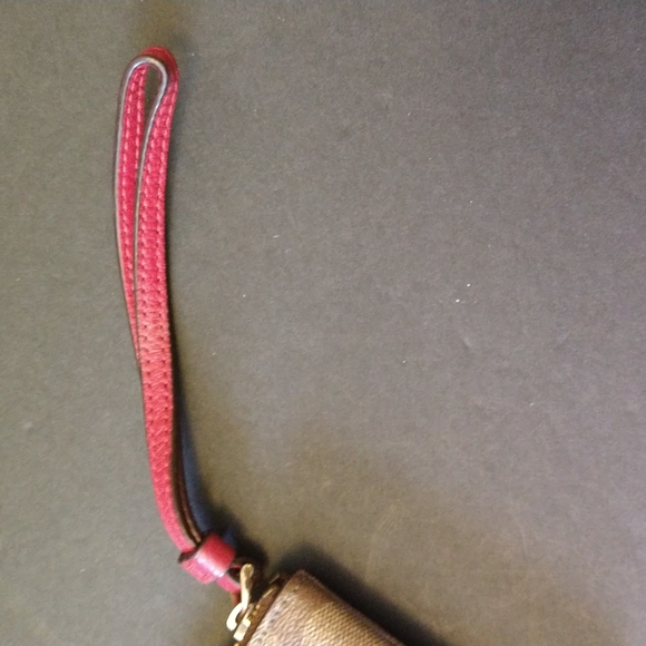 VGUC. Coach wristlet. - Picture 5 of 11